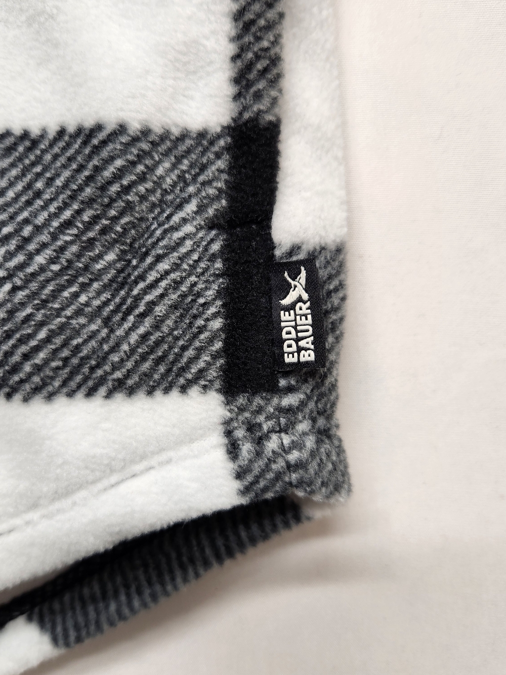 ⭐️Eddie Bauer Black & White Buffalo Plaid Microfleece Button-Down Shirt Size Sm - Picture 6 of 10